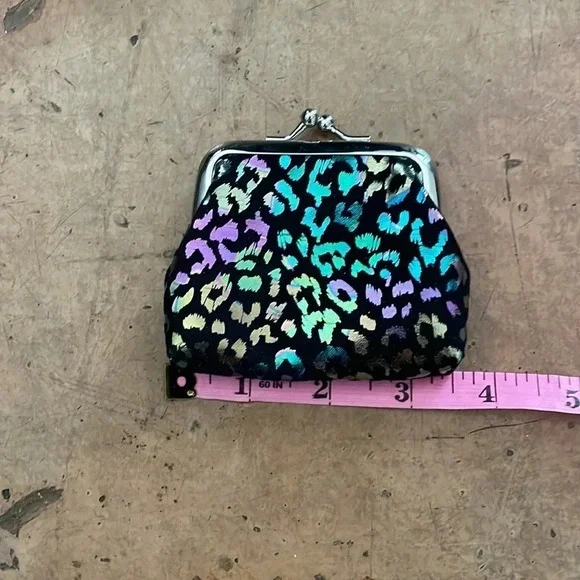 ❤️ NEW 2/$20 or 3/$25 Small Kiss Clutch Holographic Animal Print Leopard Print - Picture 2 of 5